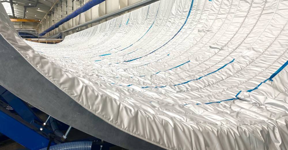 Die speziell genähten Thermo-Blattabdeckungen von Combitherm sind ein natürlicher Teil des Prozesses, wenn Dencam Composite A/S Formen für die Herstellung von Windturbinenblättern herstellt