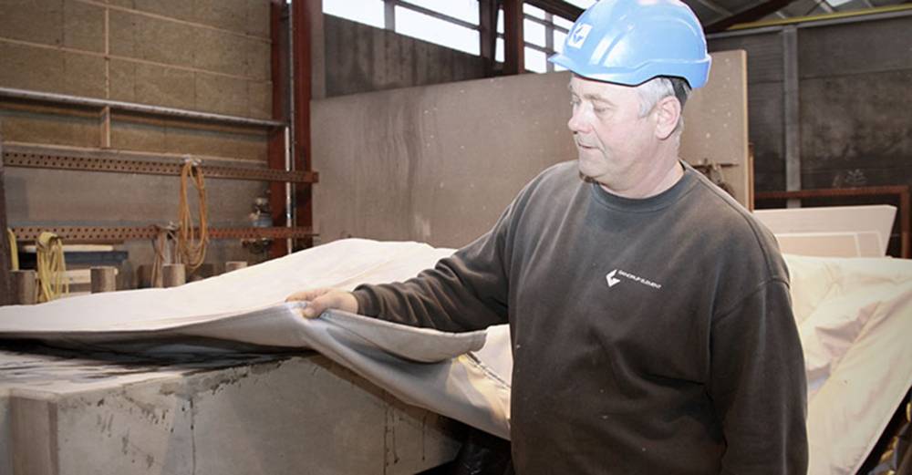 Isolierende Betonmatten von Combitherm halten die Wärme auf Betonelementen bei Gandrup Element A/S