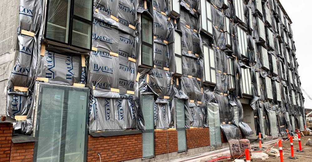 Die Wintermatten von Combitherm mit Haucons eigenem Logo wurden zum Schutz vor Frost, Regen, Wärme und Sonnenlicht entwickelt.