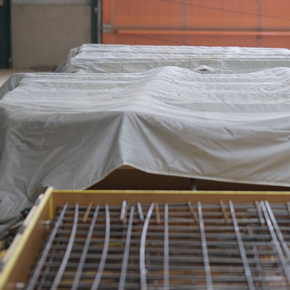 Um den gestiegenen Energiekosten entgegenzuwirken, werden die Betonelemente mit Thermo-Betonmatten von Combitherm abgedeckt.